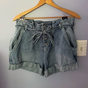 🦋Hollister mom shorts🦋